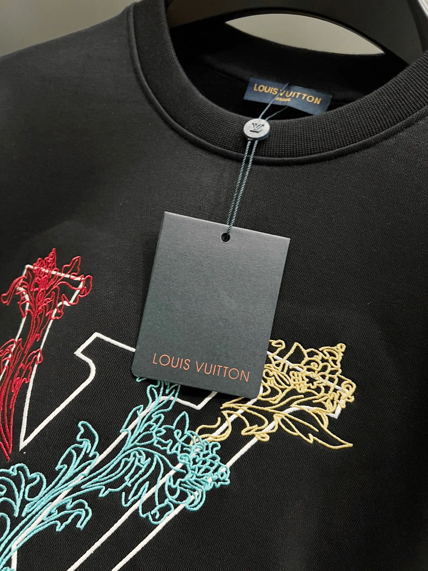 🅿️290 1v Louis* 2025 autumn and winter new style, customized 430g double yarn fabric, round neck long-sleeved sweatshirt, classic three-dimensional embroidery design, high-end version! The same loose version for men and women S M L XL XXL five sizes color black white